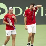 Stricker (à gauche) et Hüsler se sont inclinés en deux sets dimanche KEYSTONE/EPA/ANTHONY ANEX